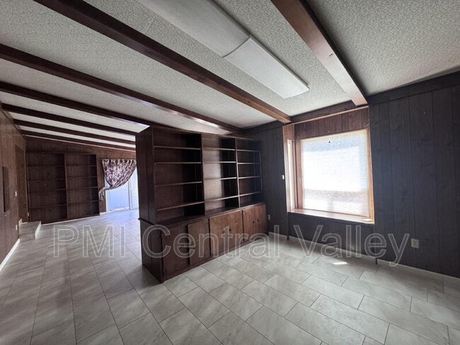 Building Photo - 4650 Dahlia Dr
