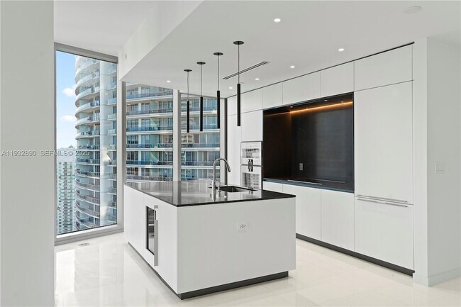 Building Photo - 300 Biscayne Blvd Way