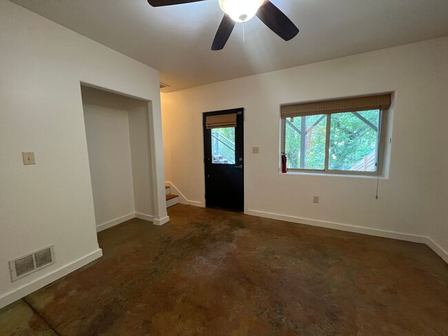 Building Photo - West AVL Home!
