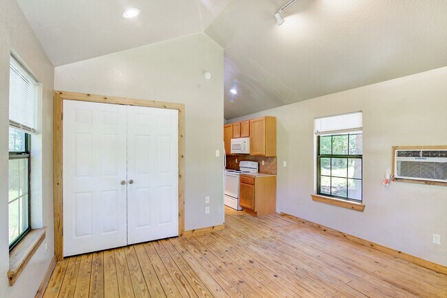 Building Photo - 10521 Tanyard Rd