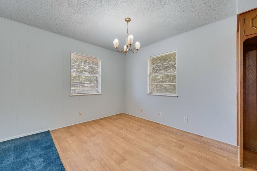 Building Photo - 1331 Crestview Dr