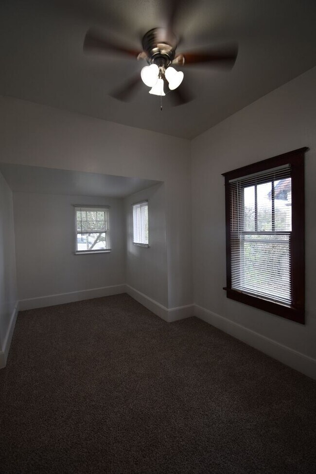 Building Photo - Cozy 2-Bedroom Home Near West Albany High School!