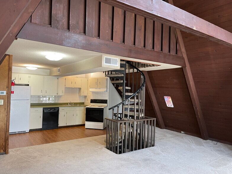 Building Photo - 3102 Alpine Dr