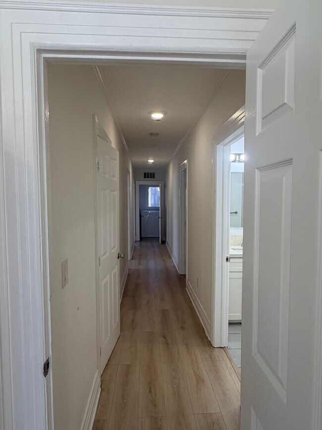 Building Photo - 1324 S Van Ness Ave