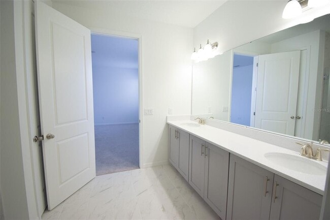 Building Photo - 2370 Lancashire St