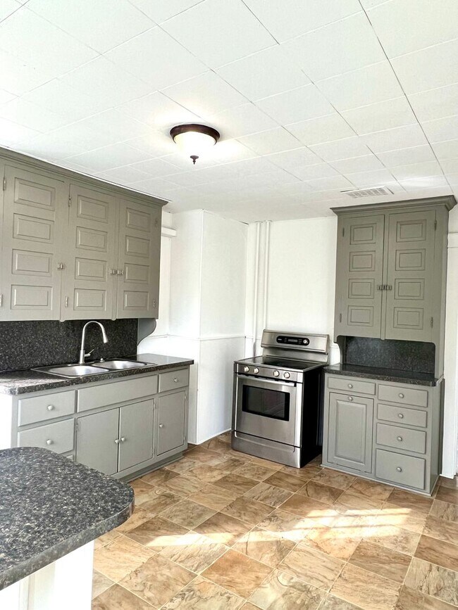 Building Photo - Spacious 3BR Home with Large Yard, Private Driveway & Storage