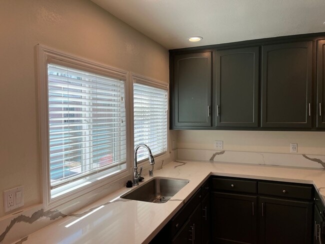 Building Photo - Beautifully Renovated 2 Bed / 1 Bath in Co...