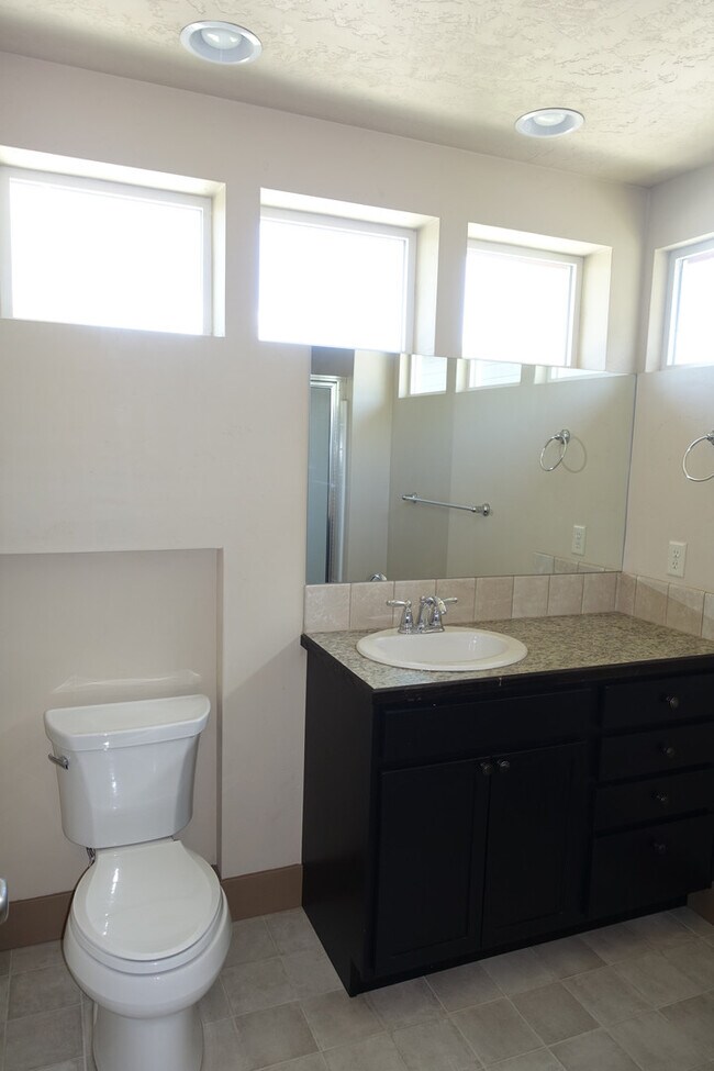 Building Photo - Beautiful Central Bench Home
