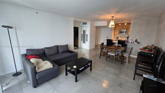 Building Photo - 1155 Brickell Bay Dr