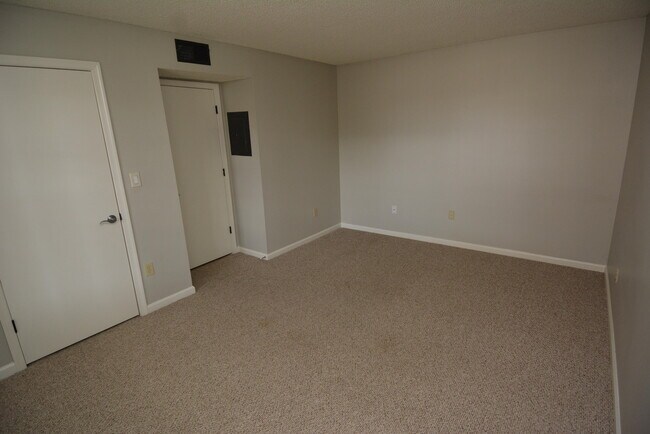Building Photo - 1385 Crystal Way