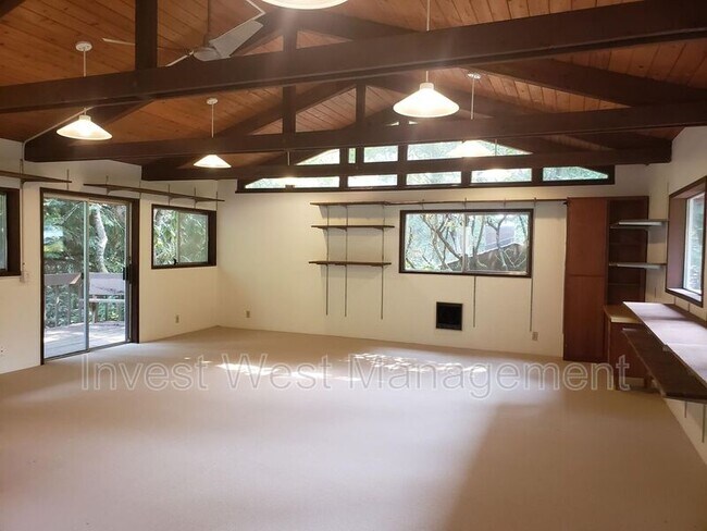 Building Photo - 5916 NW Bernie Dr