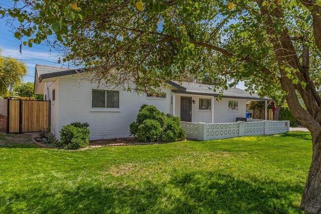 Building Photo - 6631 N 12th Pl