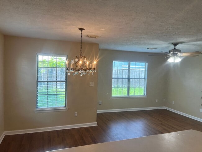 Building Photo - 3 Bed 2 Bath Home