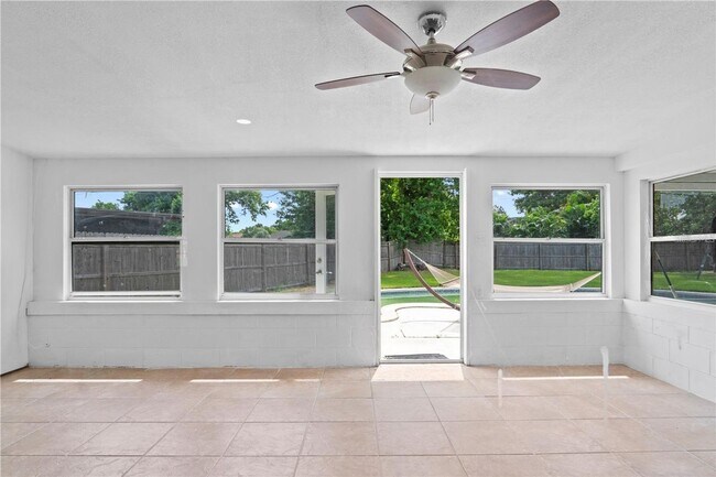 Building Photo - 904 Carvell Dr