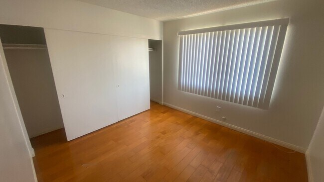 Building Photo - Renovated Townhome, Attached Garage, in Gated HOA Community *READ*