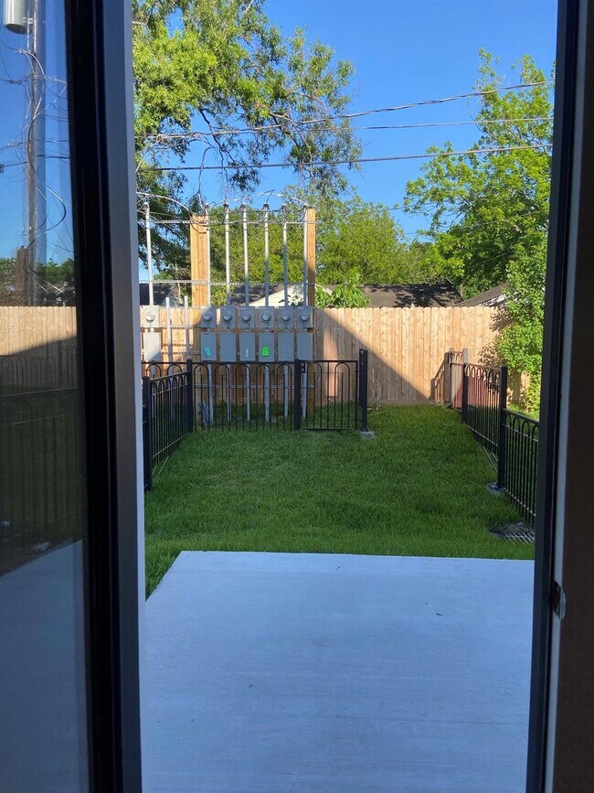 Building Photo - 3253 Real St