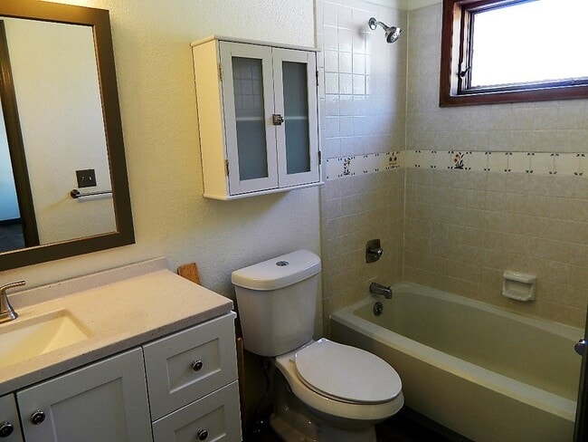 Building Photo - 559 Rainbow Vlg