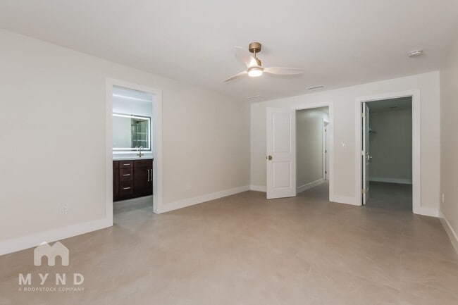 Building Photo - 10100 Paradise Blvd