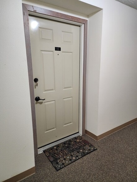 Private End Unit - 9645 Independence Dr