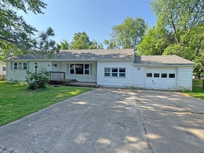 Building Photo - 3 bedroom home near Mercy!