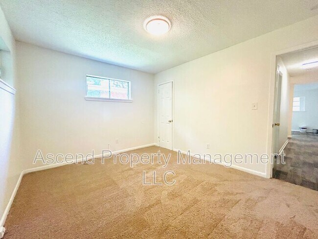 Building Photo - 1102 N Hickory St