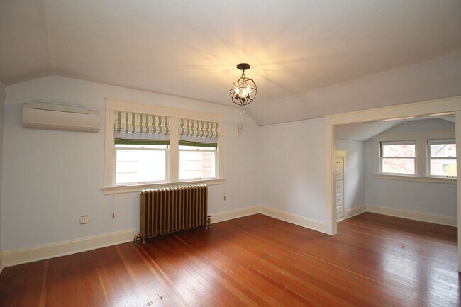 Building Photo - 803 NE Laurelhurst Pl