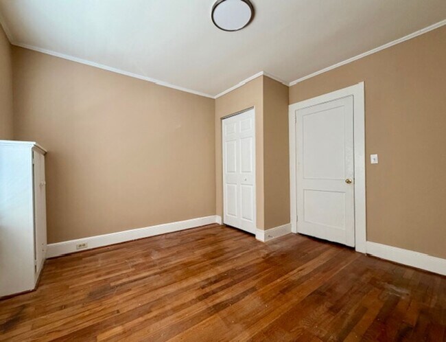 Building Photo - 1/2 MO/OFF SPECIAL - 3 bed/1 bath Fenced yard - Storage/Garage