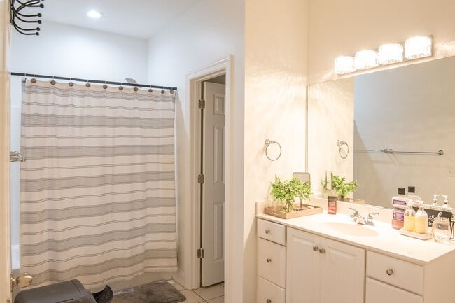 Building Photo - Luxury Living w/ Pool In Brentwood!