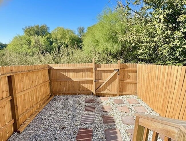 Building Photo - Conveniently located townhome in Universal City!