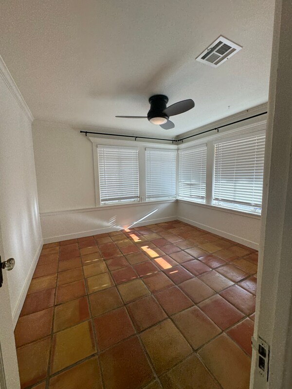 Building Photo - 1529 W Lynwood St