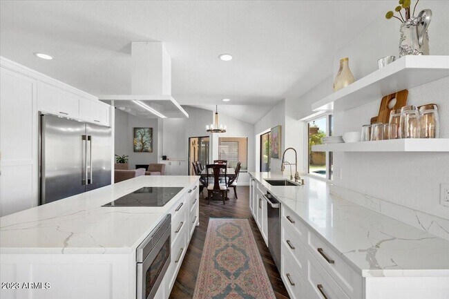 Building Photo - 10628 E Cinnabar Ave