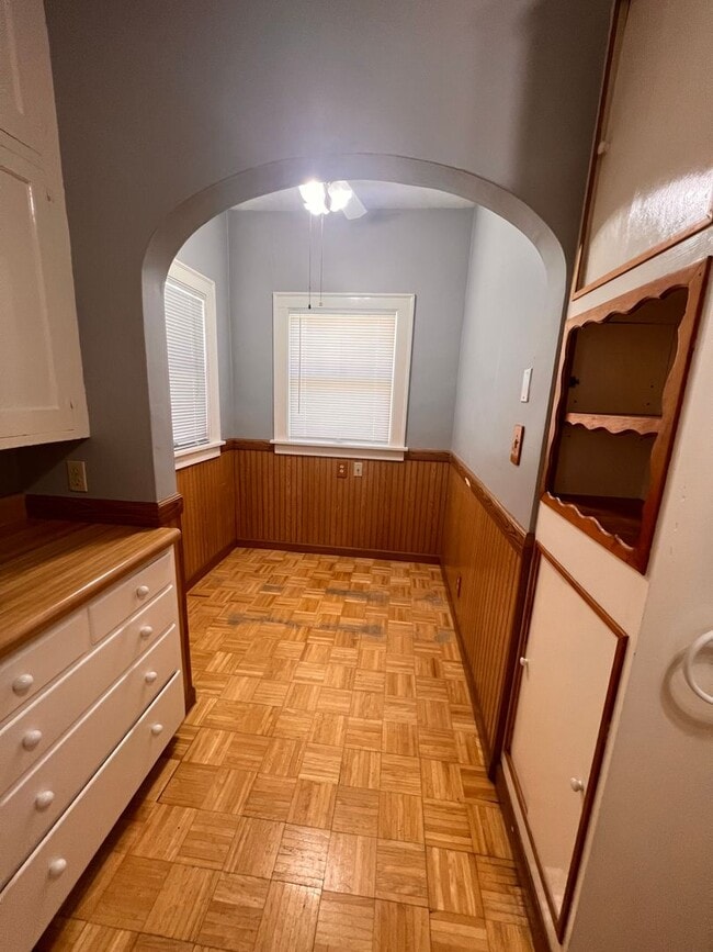 Building Photo - Spacious Home w/ Fenced Backyard