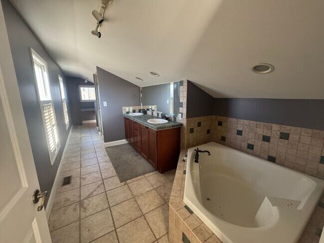 Building Photo - Must see 2 bed 2 bath!