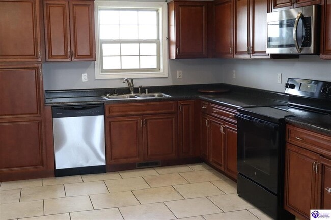 Building Photo - 121 Twin Lakes Dr