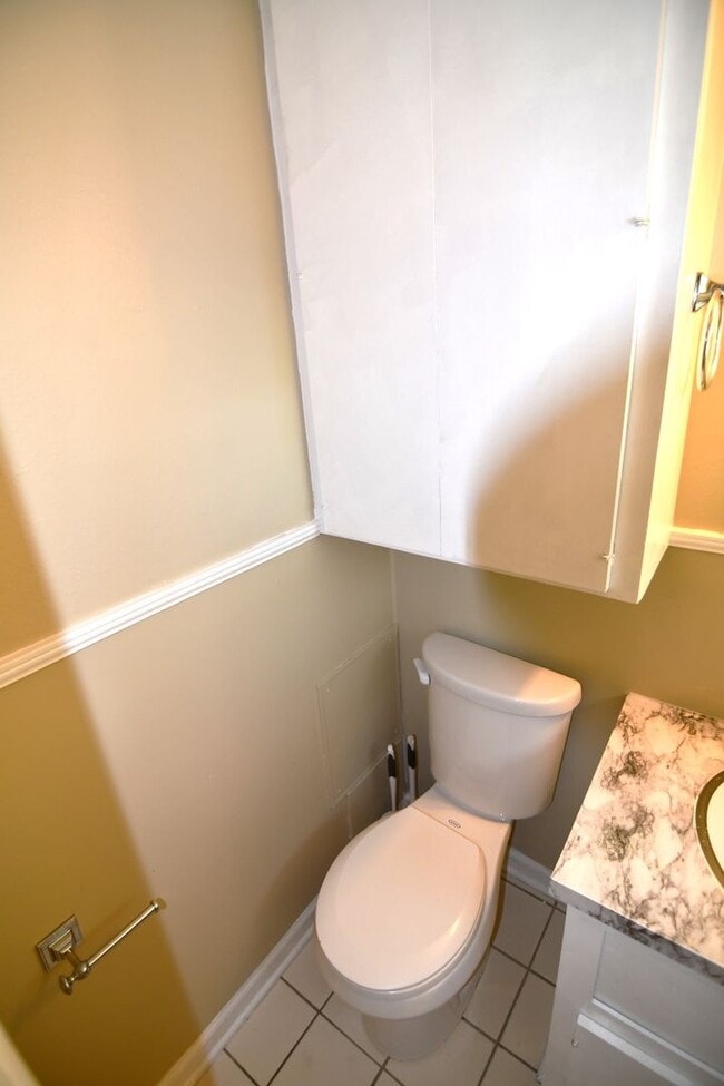 Building Photo - 3 bedroom, 1.5 bath home in quaint, well m...