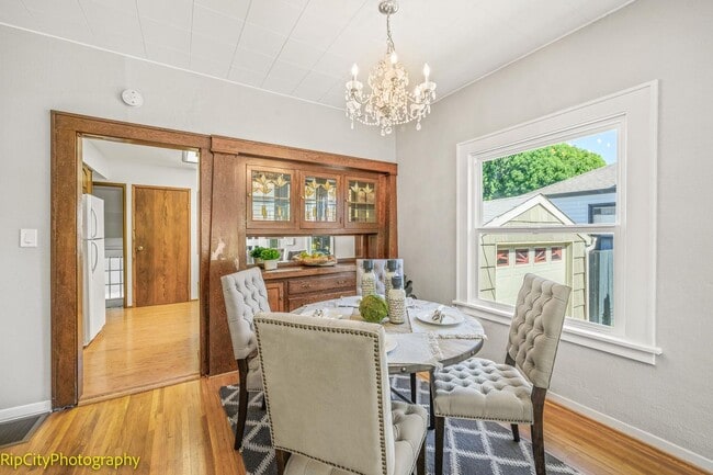 Building Photo - Charming Bungalow in Overlook neighborhood...