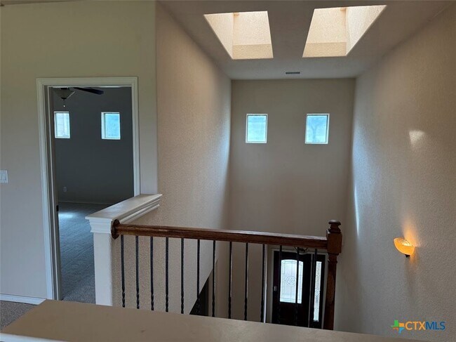 Building Photo - 976 Parkview Dr