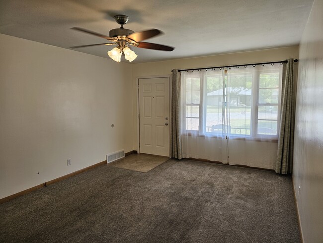 Building Photo - 2415 S Poplar Dr
