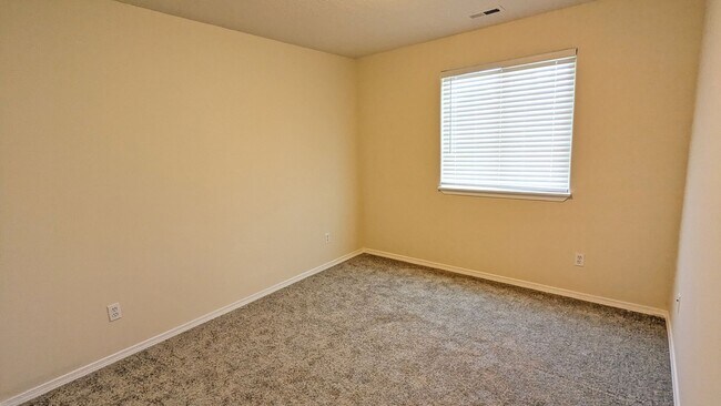 Building Photo - 3 bedroom 2.5 bath home