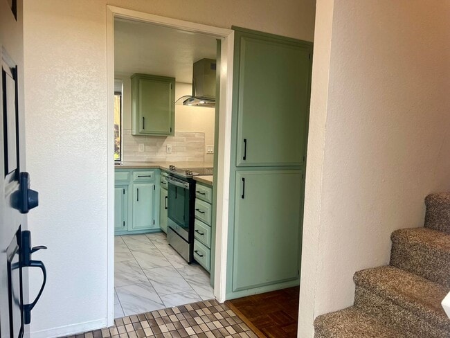 Building Photo - Great Townhome in the Pocket area close to everything!
