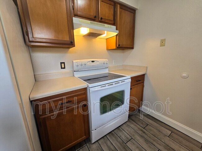 Building Photo - 8900 Forest Oak Dr