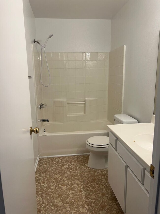 Building Photo - 3 Bedroom 2 Bathroom Townhome for Rent in Palmdale