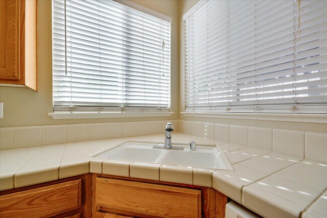 Building Photo - OPEN & SPACIOUS, 4 BEDROOM, 3 BATH 2 STORY...