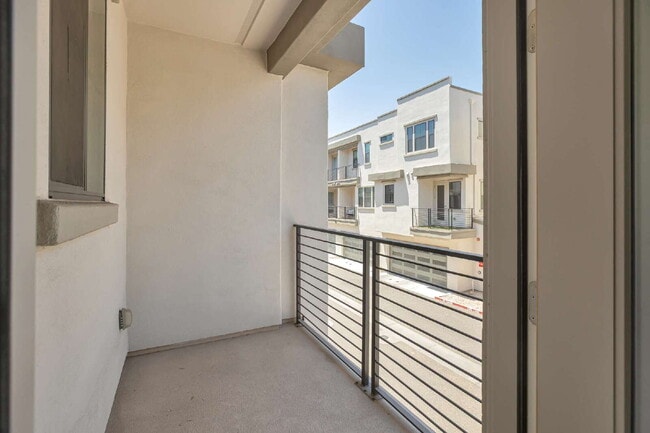 Building Photo - Sophisticated Camelback Corridor Tri-Level Townhome now available!