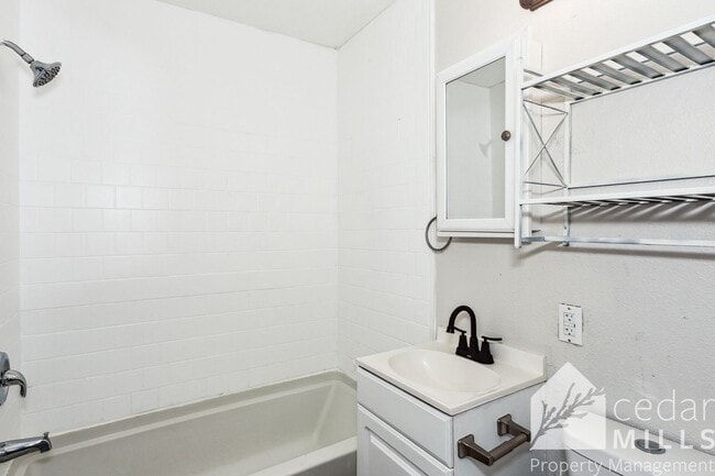 Building Photo - 2 bedroom home, GET 1/2 OFF 1ST MONTH!