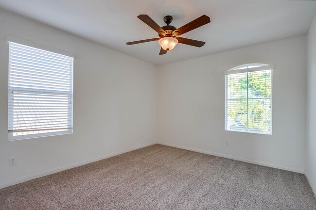 Building Photo - 1059 Vista Pointe Blvd