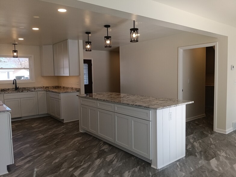 Building Photo - 811 N State St