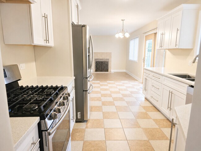 Building Photo - 320 Thistle Dr