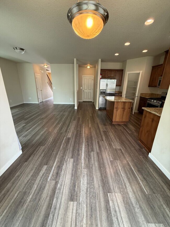 Building Photo - Gorgeous 4Bd/2.5Ba Craftsman Home in East Vancouver!