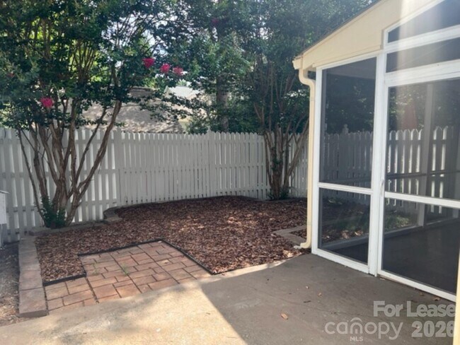 Building Photo - 306 Armour St